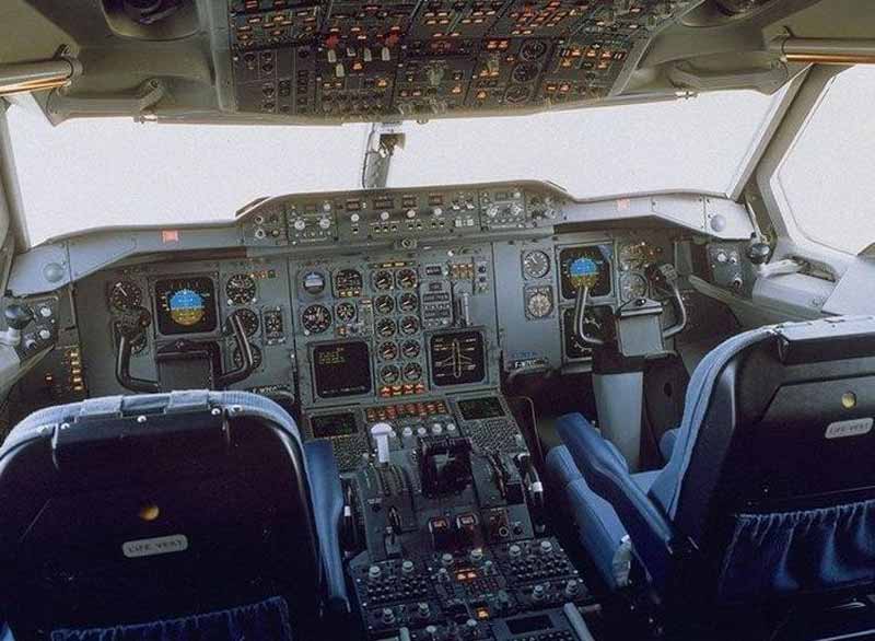 Кабина пилотов самолета Airbus A310-300 Кабина пилотов самолета Airbus A310-300
