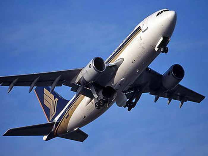 Airbus A310-300 самолет на взлете Airbus A310-300 самолет на взлете