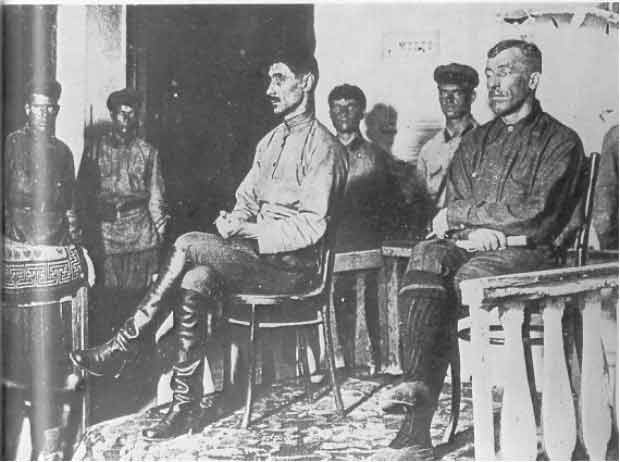 В. В. Анненков слева и Н. А. Денисов перед судоь