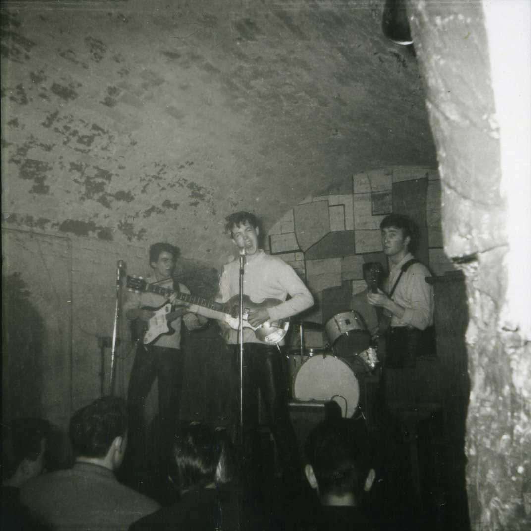 Битлз в 1961 году концерт в клубе Cavern в Ливерпуле Битлз в 1961 году концерт в клубе Cavern в Ливерпуле