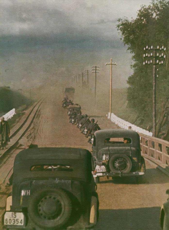 1942 - дорога на Восток, колонна немцев