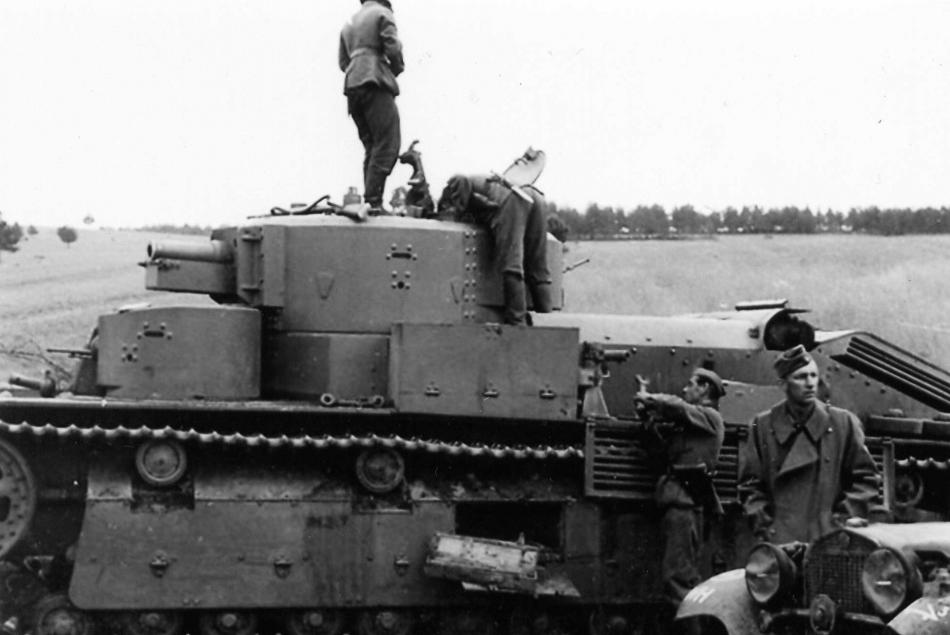 1941 - Немцы осматривают захваченный Т-35