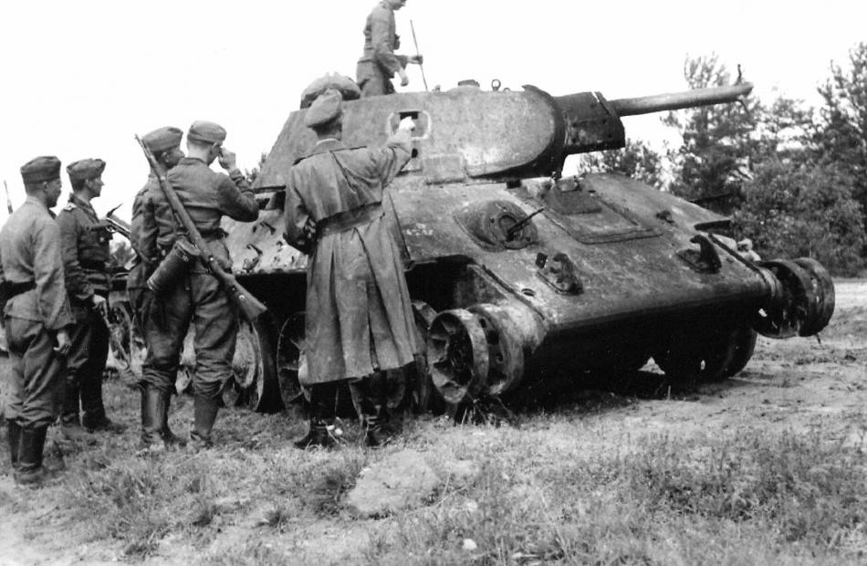 1941 - советский Т-34 разбитый