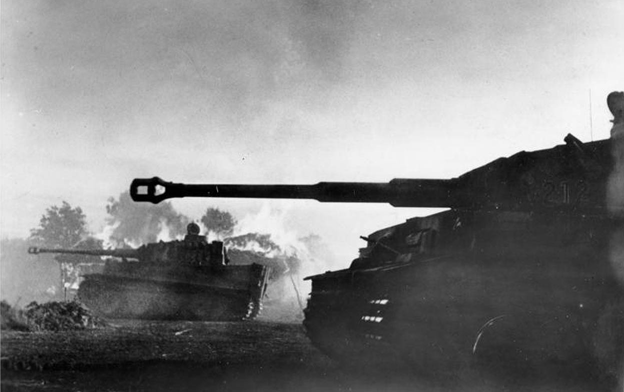 Panzerkampfwagen VI Tiger I, южнее Орла. Курская битва Panzerkampfwagen VI Tiger I на рубеже атаки, южнее Орла. Курская битва